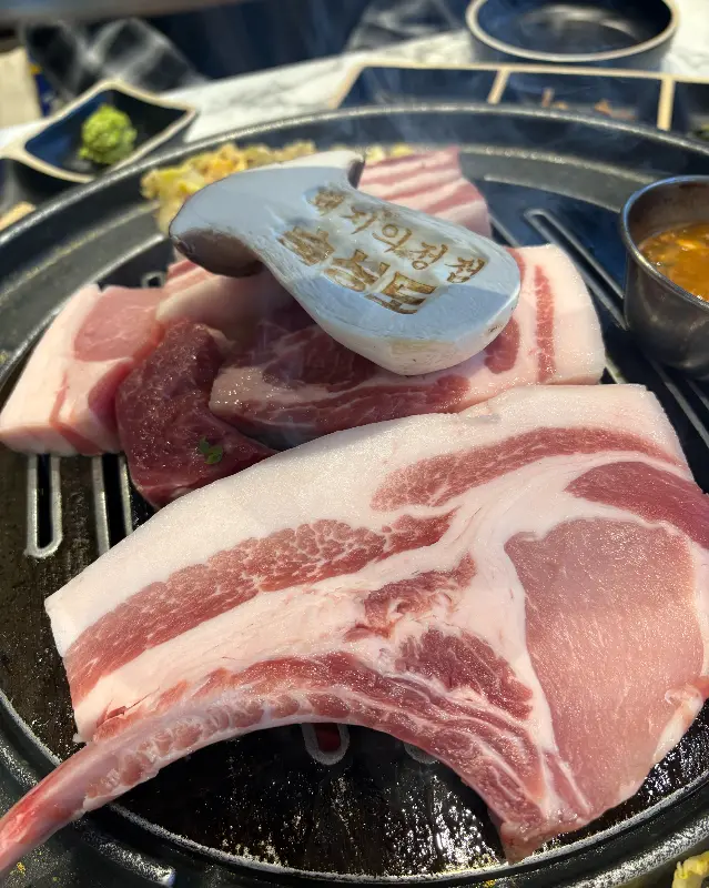 뼈등심 위에 올려진 버섯