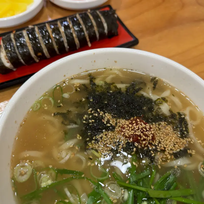 김가루와 쑥갓이 듬뿍 뿌려진 칼국수