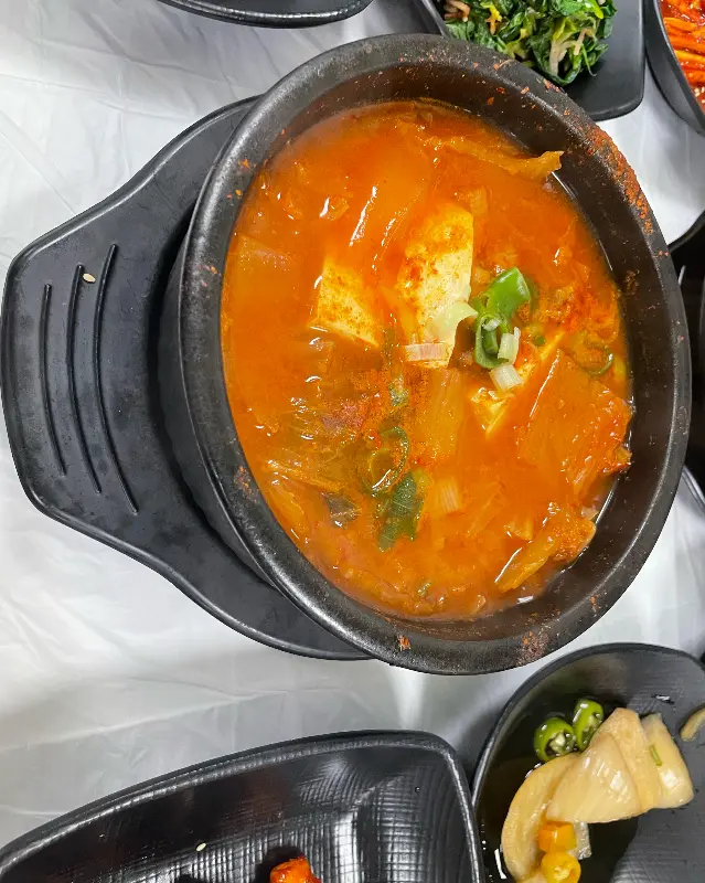 뚝배기에 담겨 나오는 김치찌개의 모습