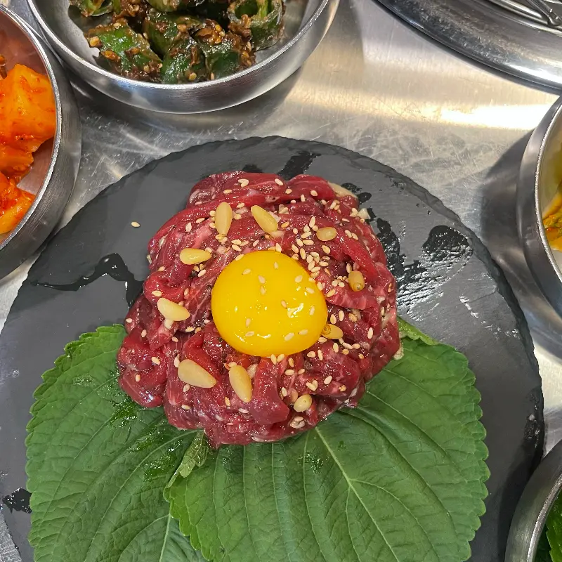 다채로운 곁들임 반찬과 함께 즐기는 육회