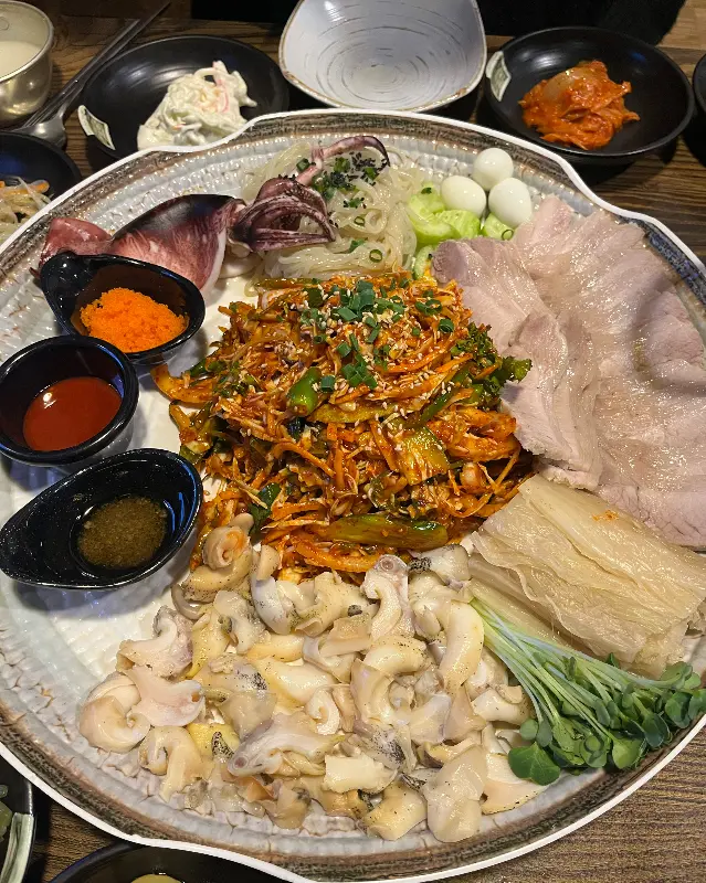 푸짐한 양을 자랑하는 골뱅이 무침