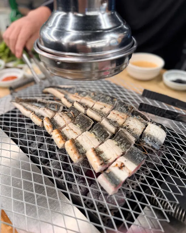 숯불 위에서 익어가는 장어들