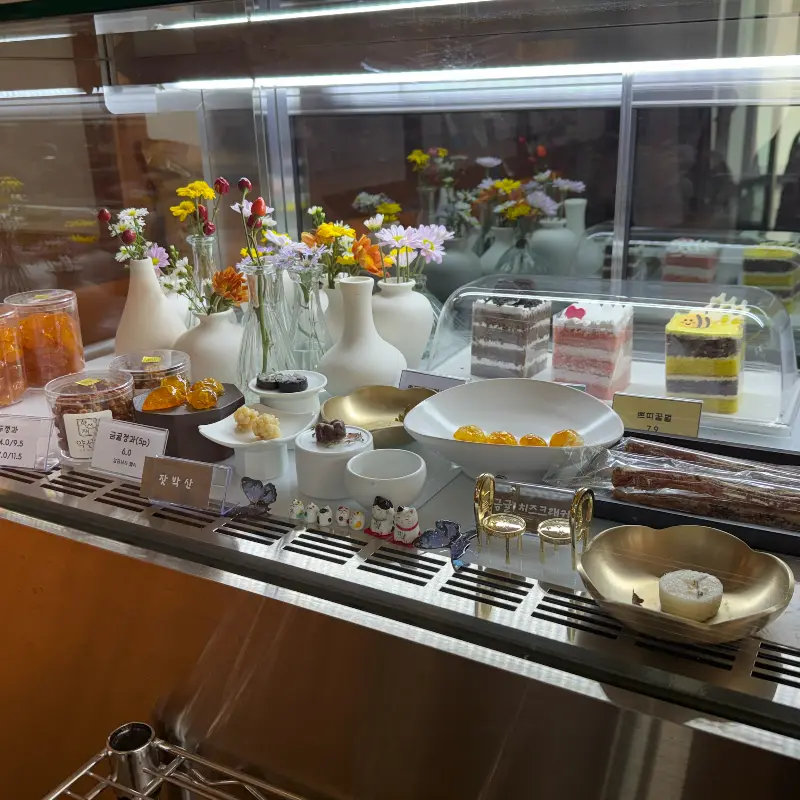 정갈하게 진열된 디저트