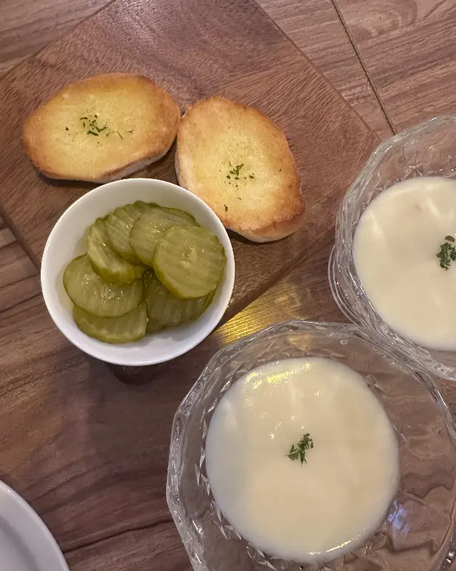 식전빵과 스프, 직접 담근 피클