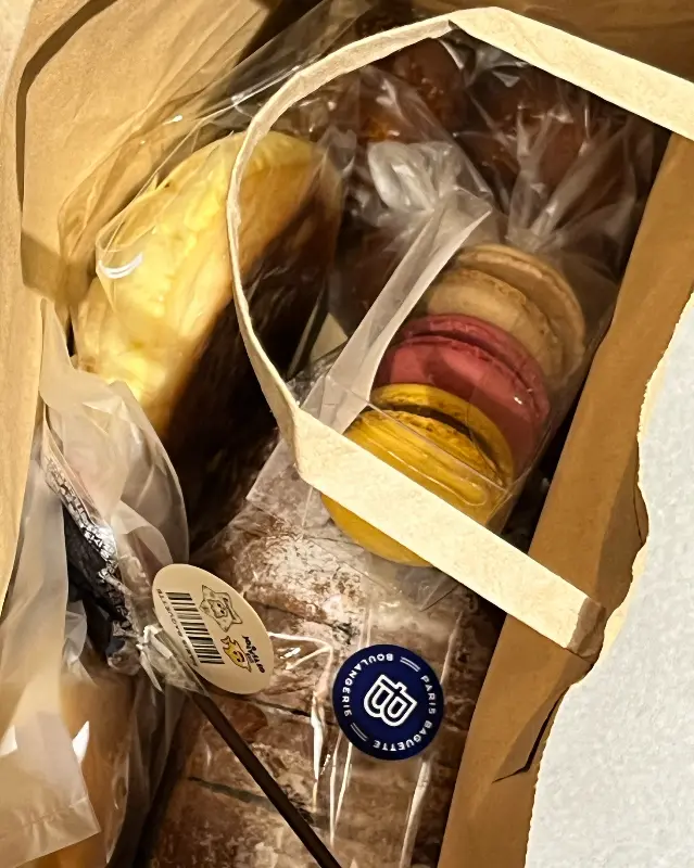 빵 봉투 안에서 보이는 마카롱과 빵