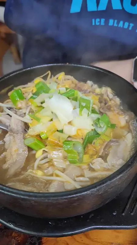 소고기 국밥의 먹음직스러운 모습