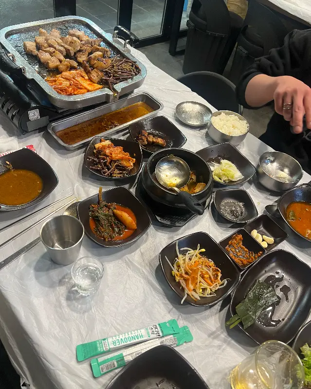 푸짐한 밑반찬과 삼겹살 한 상 차림