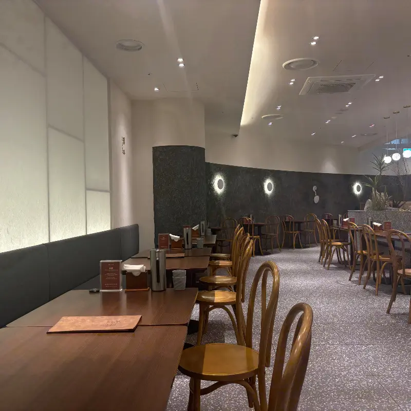 넓고 쾌적한 매장 내부