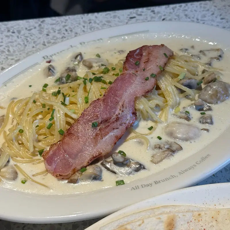 베이컨과 버섯이 어우러진 크림 파스타