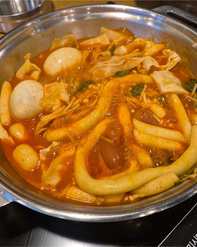 양념이 잘 베인 떡볶이의 모습