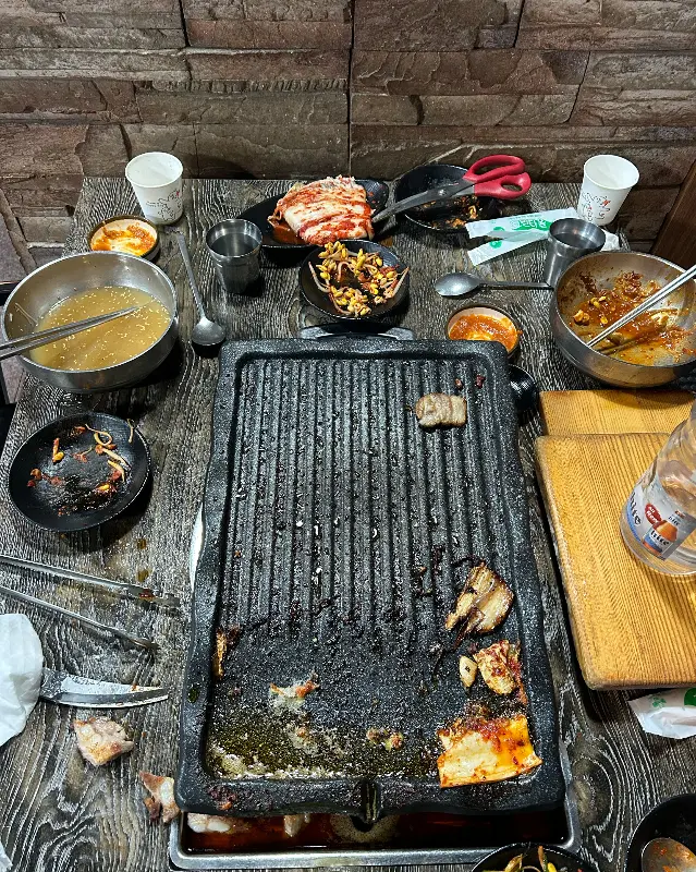 불판 위의 삼겹살과 김치