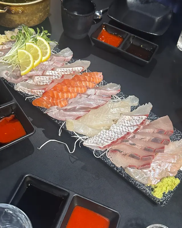 다채로운 곁들임과 함께 즐기는 모듬회