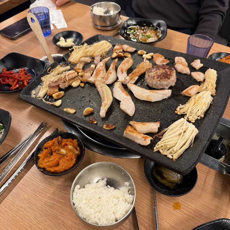 무돈 본점에서의 푸짐한 한 상