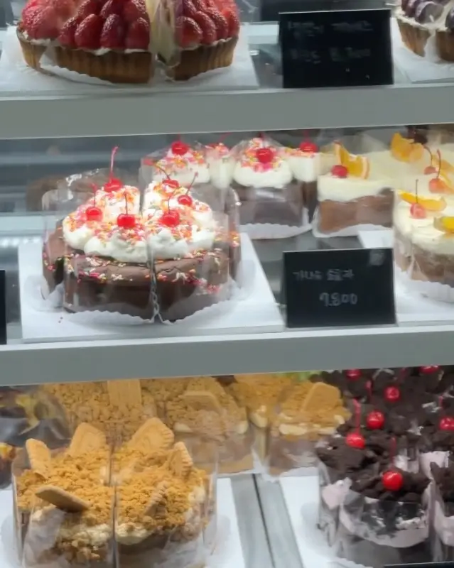 다양한 종류의 케이크가 진열된 쇼케이스