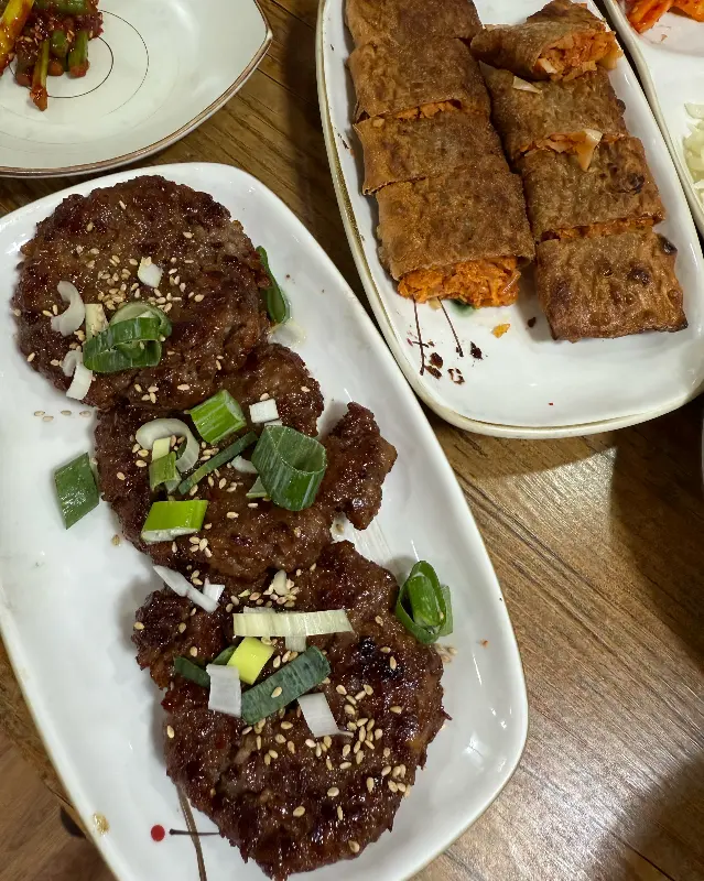 숯불향이 가득한 떡갈비