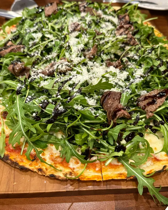 갈빗살 루꼴라 피자의 비주얼