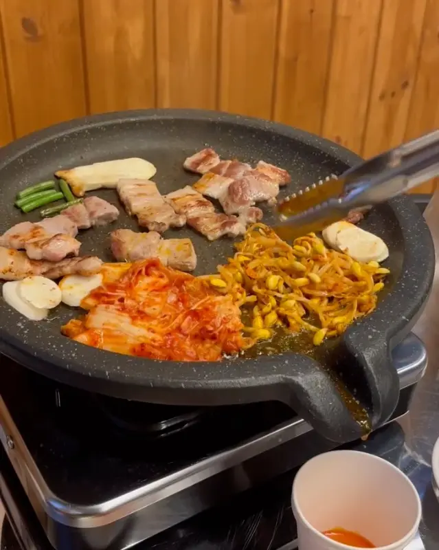 돌판 위 삼겹살, 김치, 콩나물