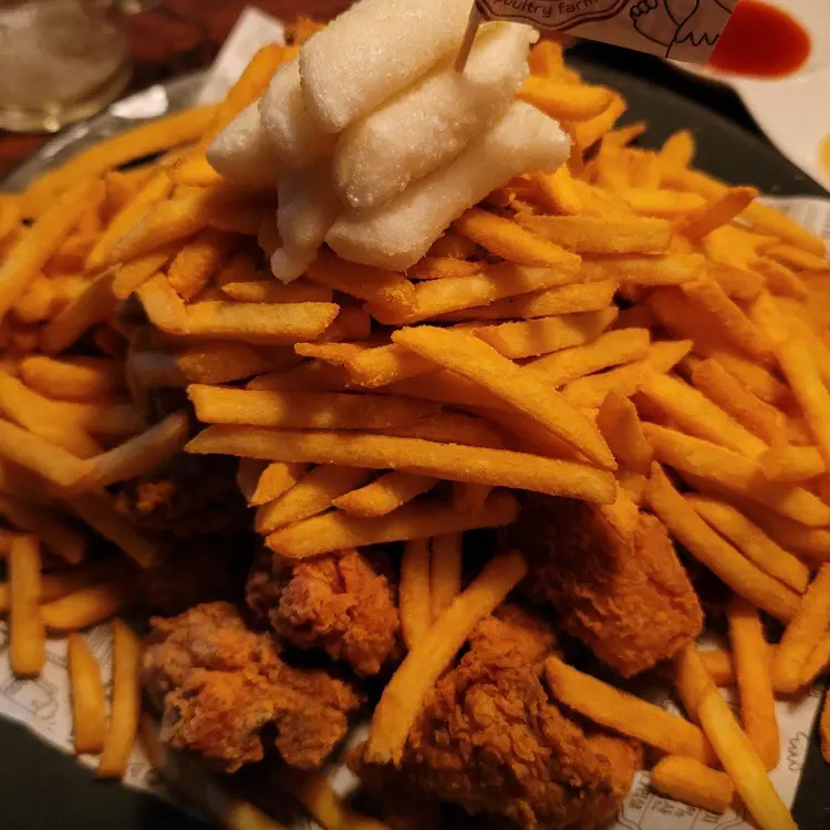 치킨과 감자튀김, 떡의 환상적인 조합