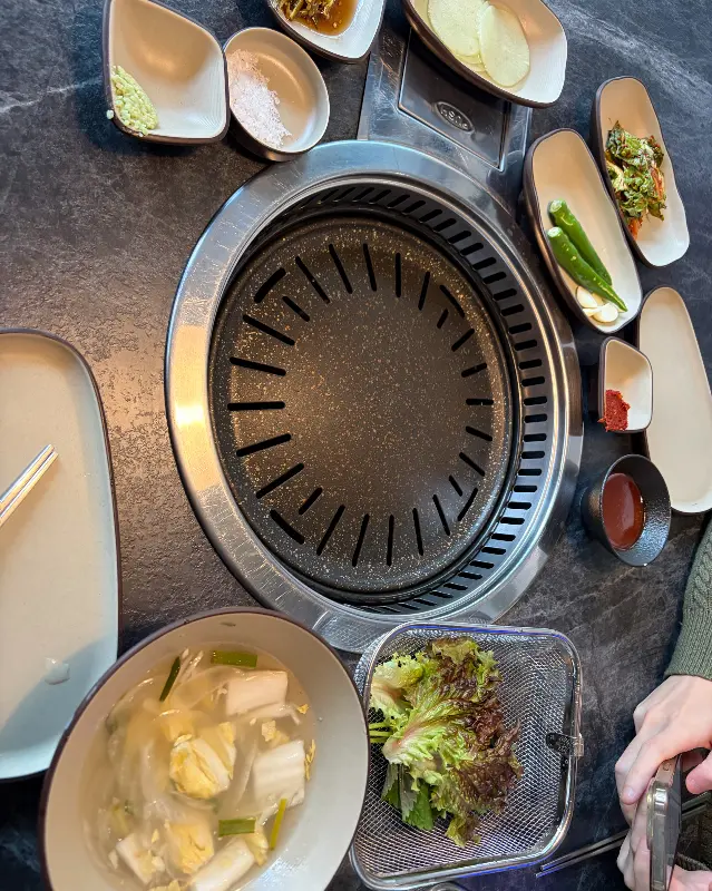 깔끔하게 정돈된 테이블 세팅