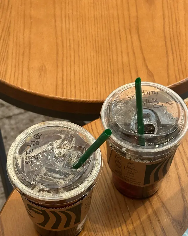 테이블 위에 놓인 아이스 아메리카노 두 잔