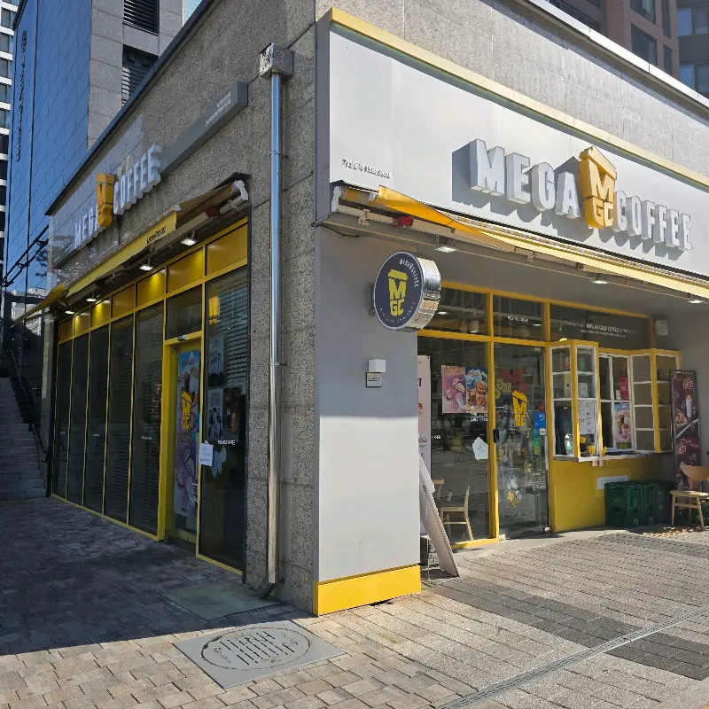 메가커피 외부 모습