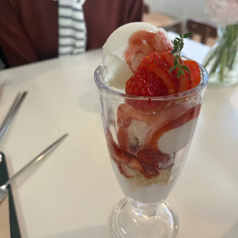딸기가 가득한 딸기 파르페