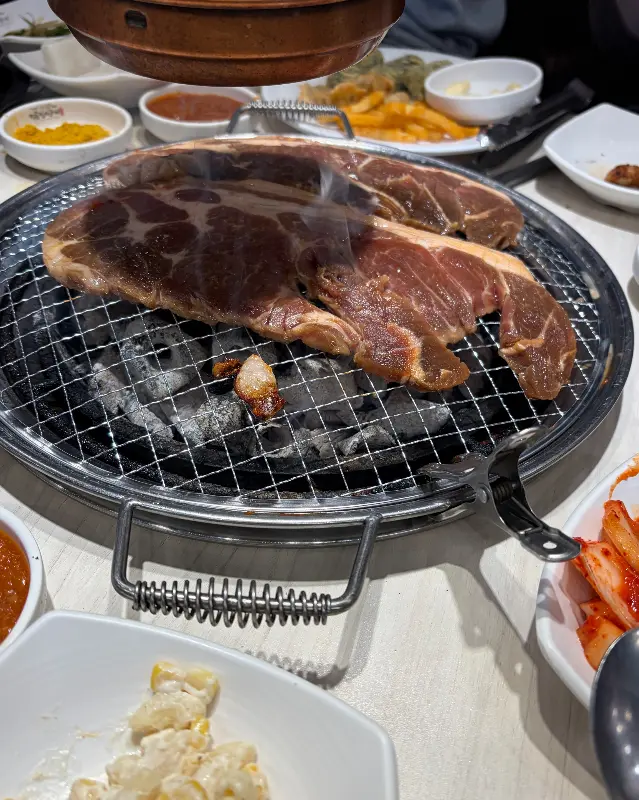 숯불 위에서 익어가는 목살