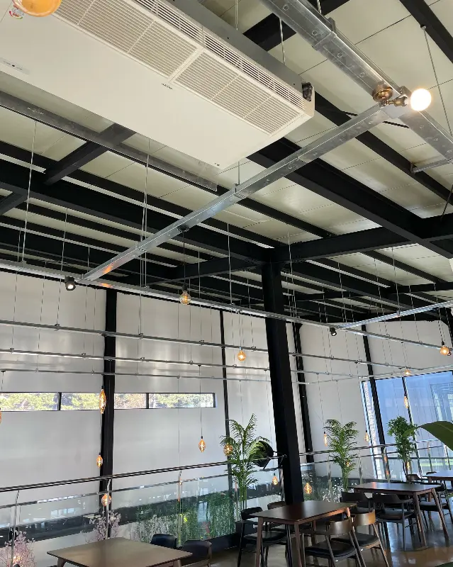 카페 내부 천장의 모습
