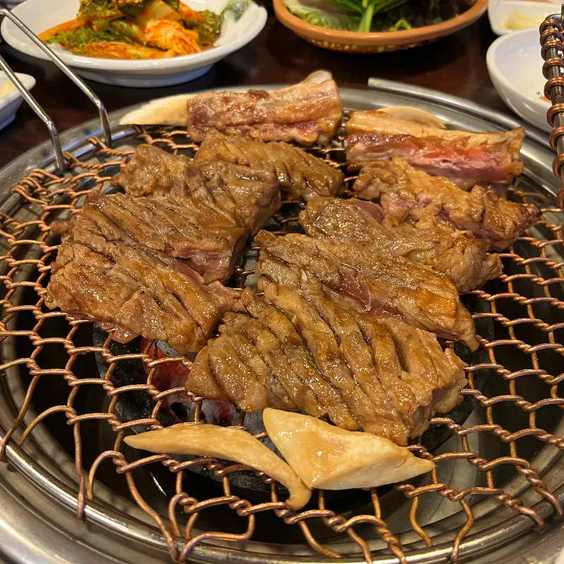 숯불 위에서 맛있게 익어가는 돼지갈비