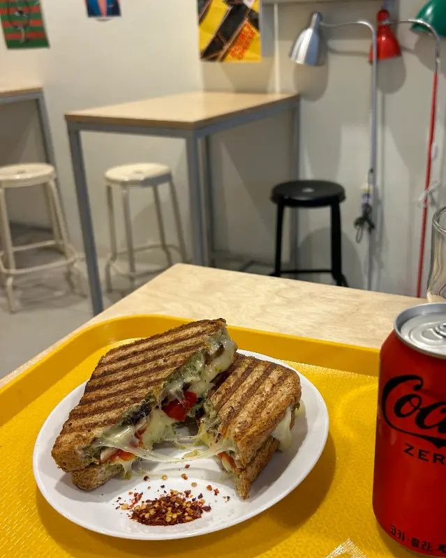 테이블 위에 놓인 샌드위치