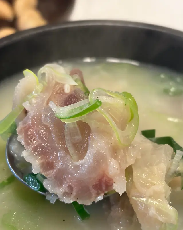 큼지막한 도가니가 시선을 사로잡는 사진