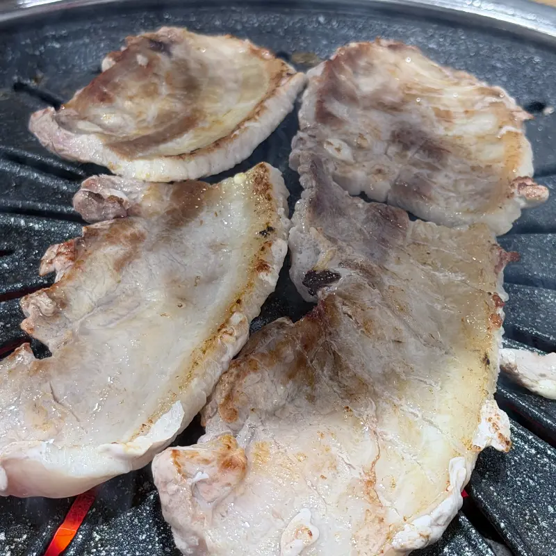 노릇하게 구워진 삼겹살