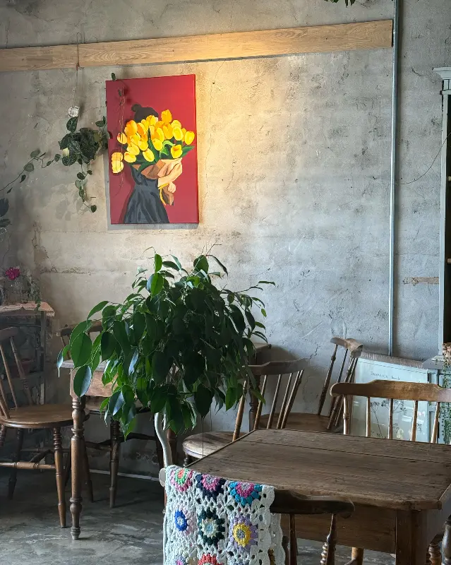 빈티지 가구와 그림으로 장식된 내부