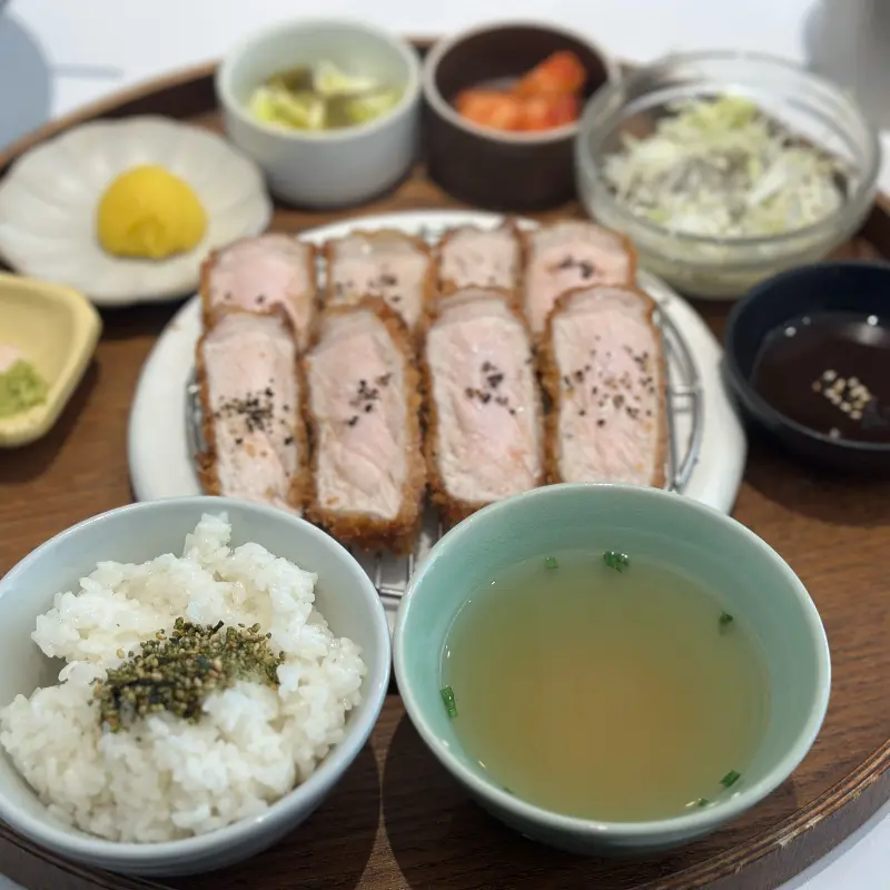 카츠와 곁들여 먹기 좋은 다양한 반찬들