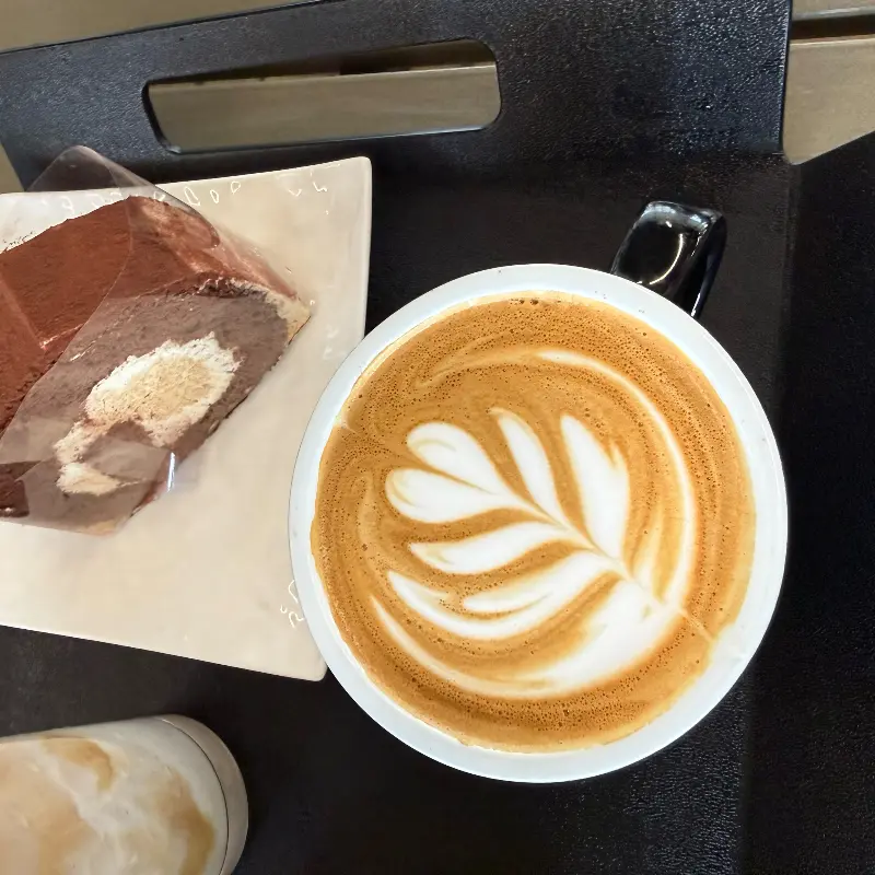 소금 커피와 롤케이크