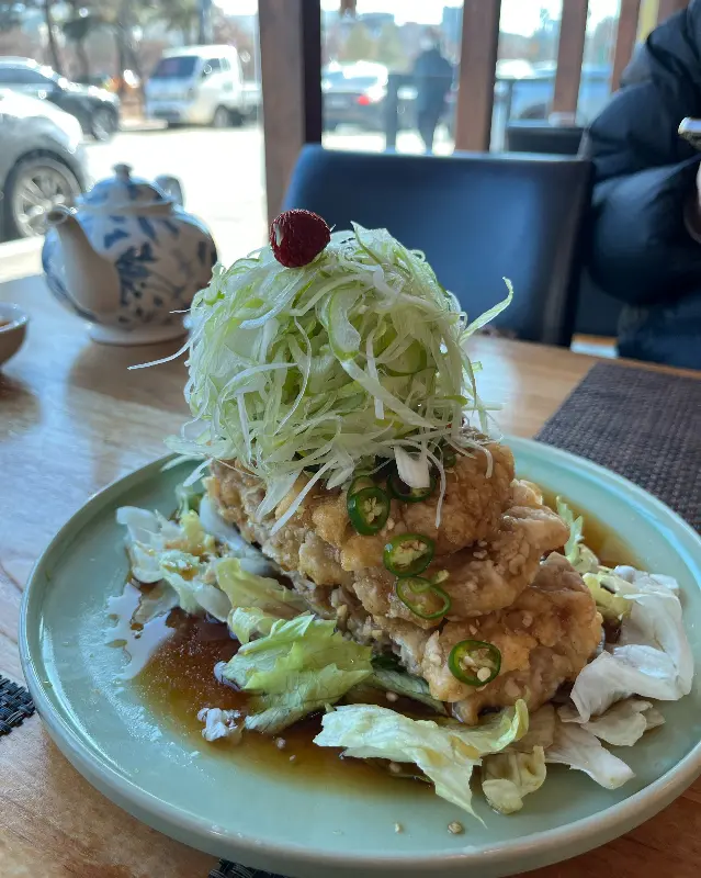 파채가 듬뿍 올라간 유린기