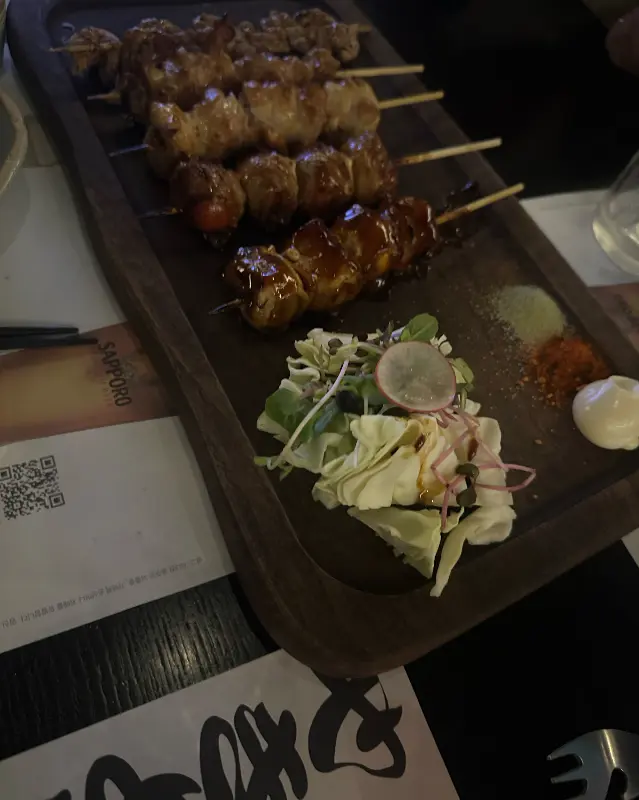 숯불에 구워져 윤기가 흐르는 꼬치