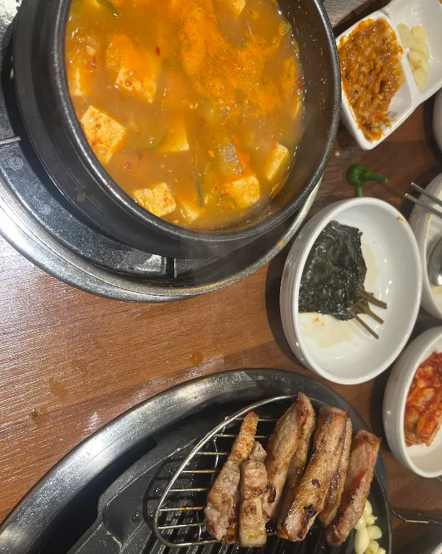 잘 구워진 돼지고기