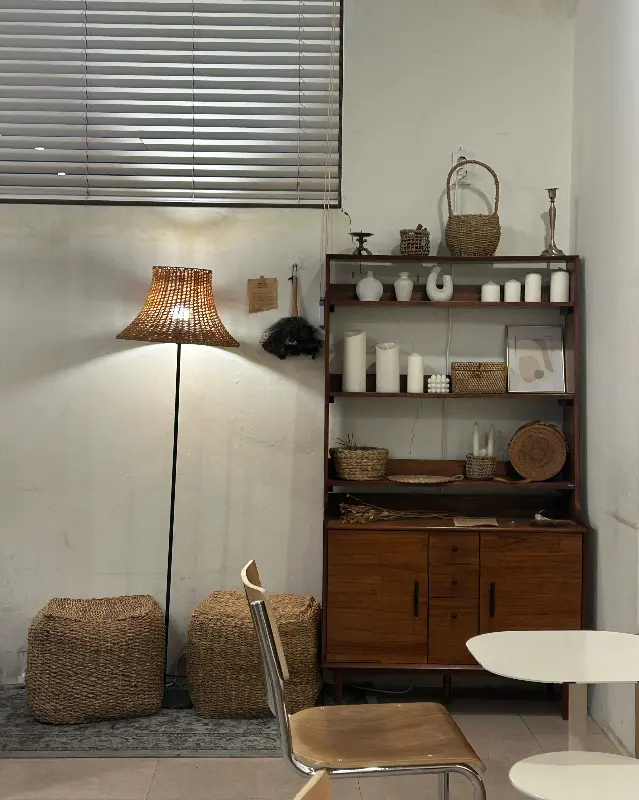 따뜻하고 아늑한 카페 내부