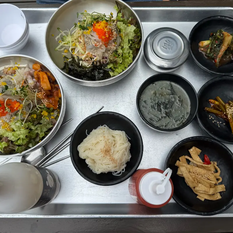 물회와 회덮밥, 그리고 다양한 반찬들