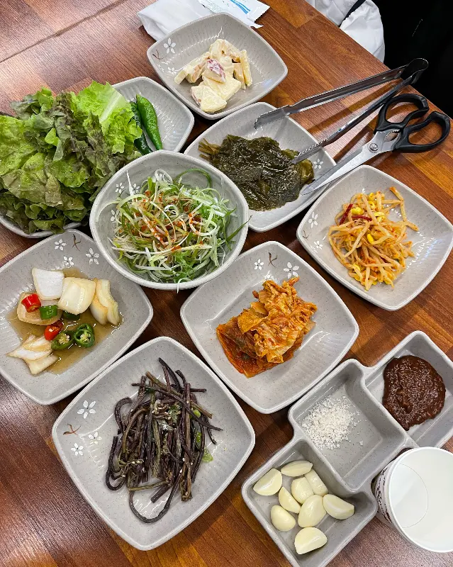 정갈하게 담겨 나온 밑반찬들