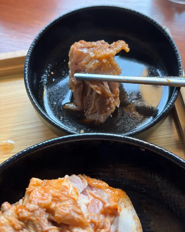 수제 소스에 찍어 먹는 야들야들한 고기