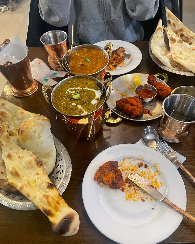 탄두리 치킨과 커리, 난이 함께 놓인 테이블