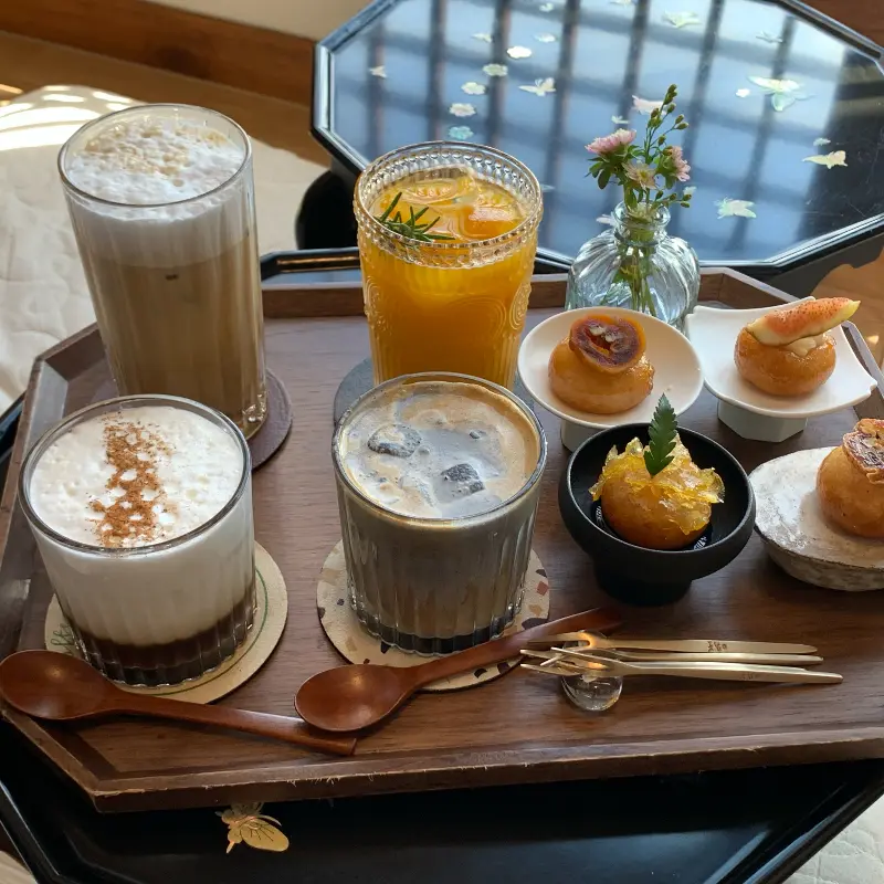 다채로운 음료와 디저트