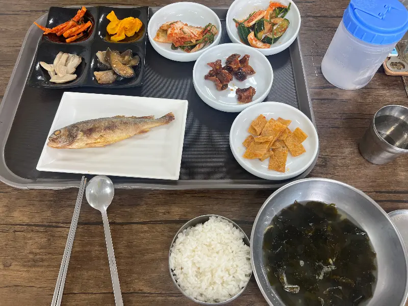 생선구이와 반찬들