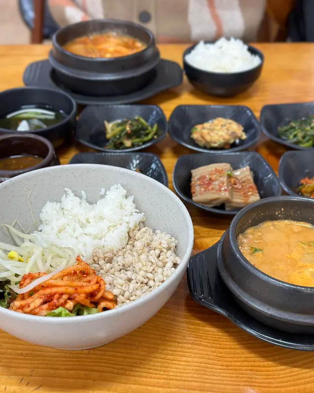 청국장과 다양한 밑반찬이 차려진 밥상