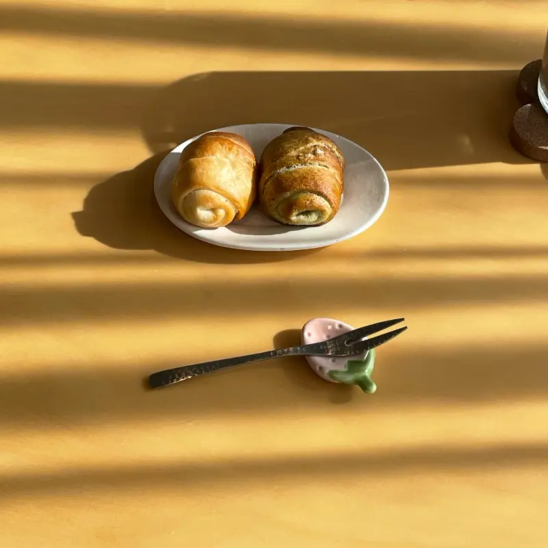 소금빵 두 개가 놓인 접시