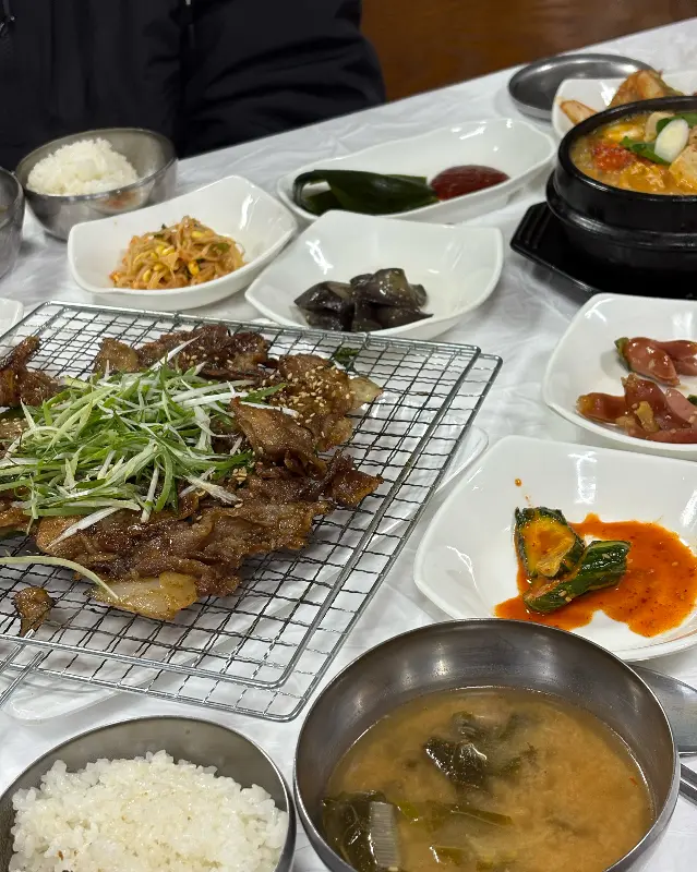 석쇠불고기 정식의 푸짐한 구성