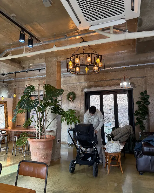 넓고 쾌적한 카페 내부