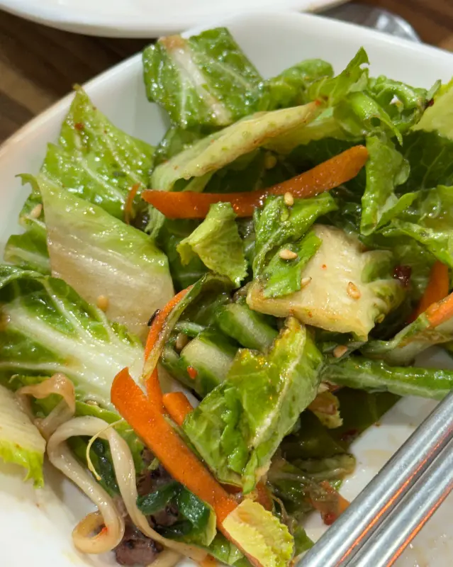 흑염소 불고기와 함께 제공되는 신선한 쌈 채소